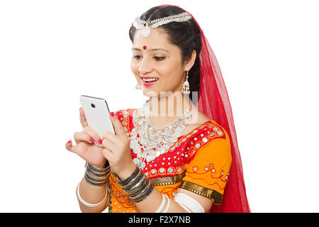 1 Indian woman Rajasthani composant Mobile Phone Banque D'Images