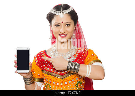 1 femme du Rajasthan indien qualité montrant Téléphone Mobile Banque D'Images