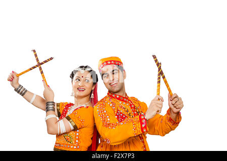 2 Indian Gujrati Couples mariés Navaratri Dandiya dance Banque D'Images