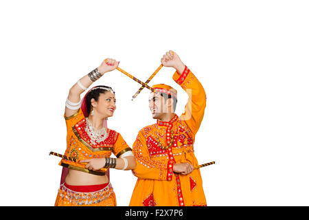 2 Indian Gujrati Couples mariés Navaratri Dandiya dance Banque D'Images