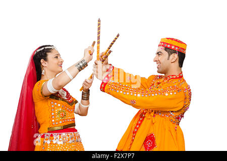 2 Indian Gujrati Couples mariés Navaratri Dandiya dance Banque D'Images