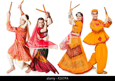 4 Affaires indiennes et du Rajasthan Gujrati couple Navaratri Dandiya dance Banque D'Images
