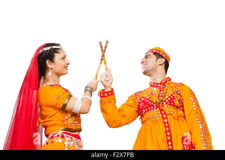 2 Indian Gujrati Couples mariés Navaratri Dandiya dance Banque D'Images