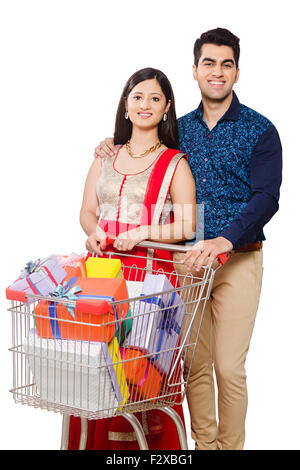 2 Couple marié indien Diwali Festival Abondance Trolley shopping cadeaux Banque D'Images