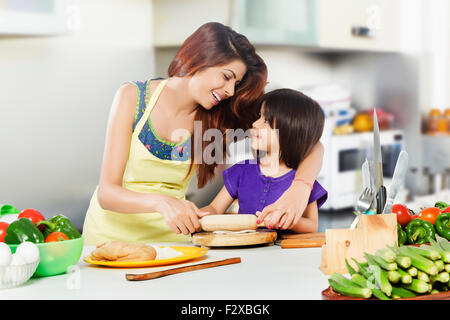 2 mère indienne et fille de cuisine Cuisine pour enfants Banque D'Images