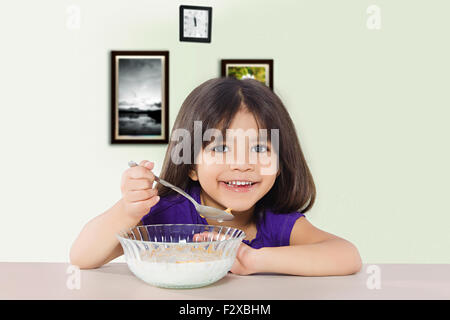 1 Indian Kid girl Eating Breakfast flocons de maïs Banque D'Images