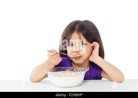 1 Indian Kid girl Eating Breakfast flocons de maïs Banque D'Images