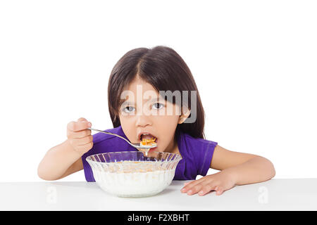 1 Indian Kid girl Eating Breakfast flocons de maïs Banque D'Images