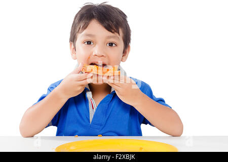 1 petit déjeuner indien kid boy eating Bread Banque D'Images