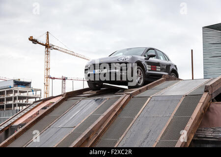 Vus Porsche Macan roulant à un parcours tout terrain à l'IAA International Motor Show 2015 Banque D'Images