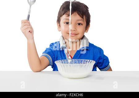 1 Indian Kid boy Petit-déjeuner Petit-déjeuner lait de consommation Banque D'Images