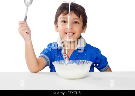 1 Indian Kid boy Petit-déjeuner Petit-déjeuner lait de consommation Banque D'Images