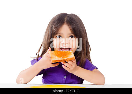 1 petit déjeuner indien kid girl eating Bread Banque D'Images