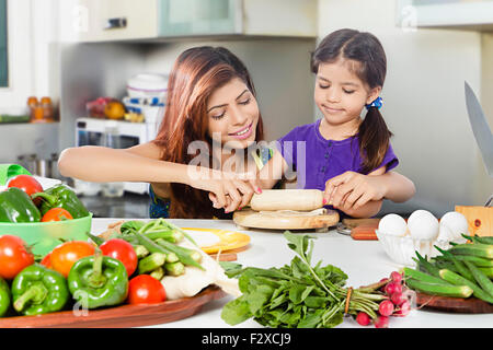 2 mère indienne et fille de cuisine Cuisine pour enfants Banque D'Images