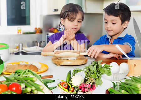 2 enfants garçon et fille indienne Cuisine Cuisine Préparation Banque D'Images