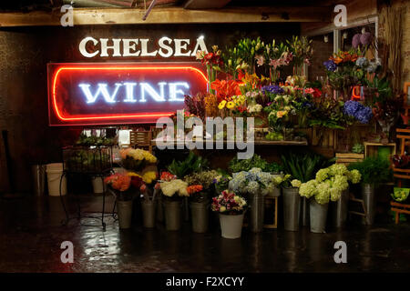 Vin et fleurs au Chelsea Market, situé dans ce qui était autrefois une National Biscuit Company (Nabisco) fabrique à Manhattan. Banque D'Images