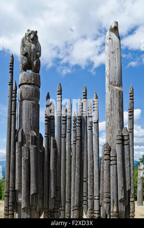 (Japonais) indigènes Aïnous totems en bois avec la figure d'ours à Burnaby Mountain Park dans le Grand Vancouver, BC, Canada. Banque D'Images