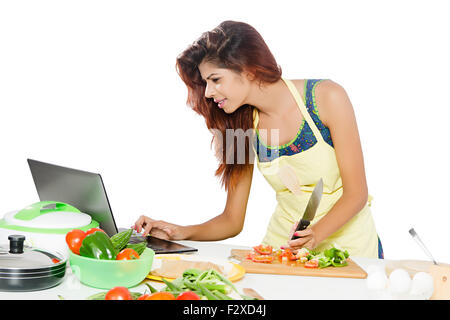 1 Femme adultes indiens La cuisine cuisine ménagère et coffre Multi Tasking Banque D'Images