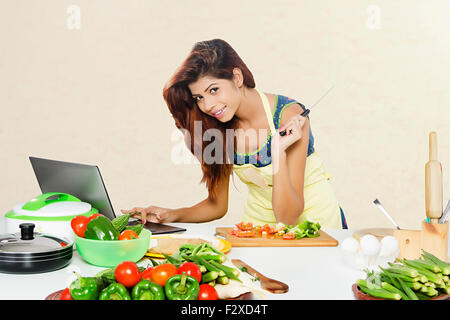 1 Femme adultes indiens La cuisine cuisine ménagère et coffre Multi Tasking Banque D'Images