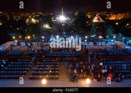 Washington DC, USA. 24 Septembre, 2015. La foule se réunit avant le lever du soleil en attendant sa Sainteté le Pape François à venir à l'Ouest/du Capitole à la suite de son allocution au Congrès, le jeudi, 24 Septembre, 2015. Dpa : Crédit photo alliance/Alamy Live News Banque D'Images