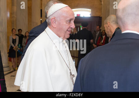 Washington DC, USA. 24 Septembre, 2015. Washington DC, USA. Sep 24, 2015. Le pape François (C) arrive dans le Capitole à Washington DC, USA, 24 septembre 2015. Le pape François est sur un voyage de cinq jours pour les USA, qui inclut des arrêts à Washington DC, New York et Philadelphie, après un séjour de trois jours à Cuba. Dpa : Crédit photo alliance/Alamy Live News Banque D'Images