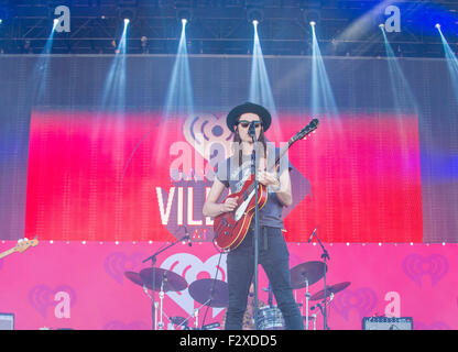 Singer/songwriter James Bay effectue sur scène au iHeartRadio Music Festival 2015 au village de Las Vegas Banque D'Images