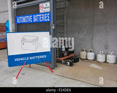 Centre de recyclage pour les batteries de véhicules ou de l'automobile et les réservoirs de propane dans le Grand Vancouver, Colombie-Britannique, Canada Banque D'Images