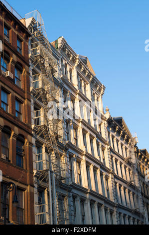 Heure d'or vue du centre-ville traditionnel de l'architecture de la ville de New York SoHo dans le quartier historique de fonte Banque D'Images