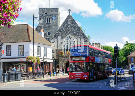 Double-decker bus passant l'église Holy Trinity, Dartford High Street, Dartford, Kent, Angleterre, Royaume-Uni Banque D'Images