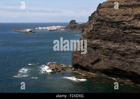 Vue sur la côte rocheuse et Puerto de las Nieves, Gran Canaria, Îles Canaries, Espagne Banque D'Images