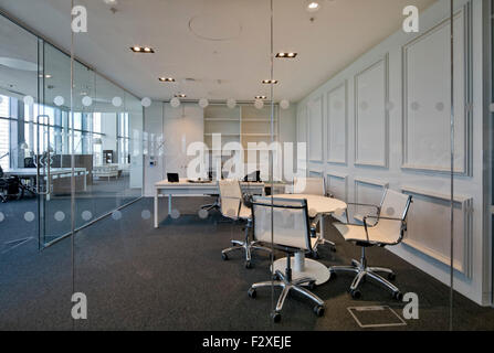 Salle de réunion. Net-a-Porter bureaux régionaux au Westfield Centre, Londres, Royaume-Uni. Architecte : Studiofiber, 2014. Banque D'Images