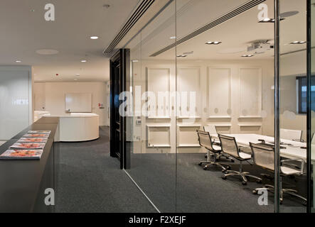 Salle de réunion. Net-a-Porter bureaux régionaux au Westfield Centre, Londres, Royaume-Uni. Architecte : Studiofiber, 2014. Banque D'Images