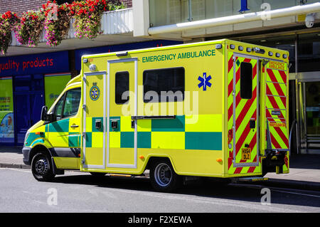 L'ambulance d'urgence sur appel, Lowfield Street, Dartford, Kent, Angleterre, Royaume-Uni Banque D'Images