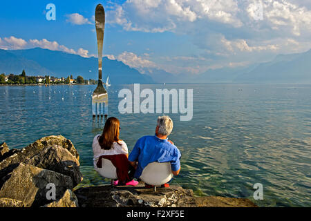 Visiteurs à la sculpture, la fourchette, La Fourchette, par Jean-Pierre Zaugg, dans le lac de Genève, Musée de l'Alimentarium Banque D'Images