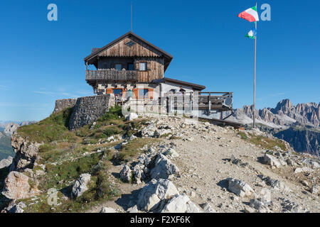 Rifugio Nuvolau, 2574 m, chalet de montagne, construite en 1883, Nuvolau, Dolomites, Alpes, Veneto, Italie Banque D'Images