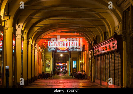Torino café sous les arcades de la Piazza San Carlo, dans la soirée, Turin, Piémont, Italie Banque D'Images