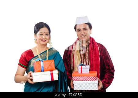 2 Couple marié adultes Marathi indien Diwali boîte-cadeau montrant Banque D'Images