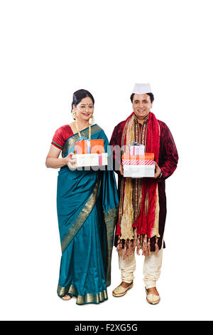 2 Couple marié adultes Marathi indien Diwali boîte-cadeau montrant Banque D'Images