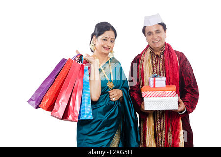 2 Couple marié adultes Marathi indien Diwali achats de cadeau Banque D'Images