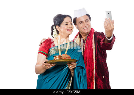 2 Couple marié adultes Marathi indien Diwali Culte et Selfies Téléphone Mobile photo Banque D'Images