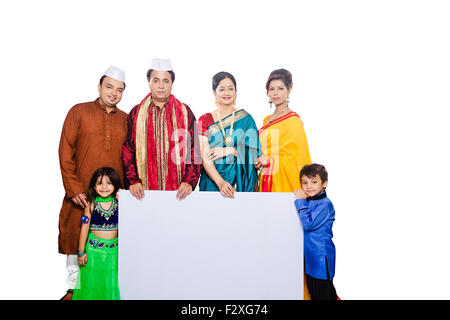 Groupe indien Marathi Famille commune Diwali Festival Message Board montrant Banque D'Images