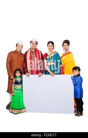 Groupe indien Marathi Famille commune Diwali Festival Message Board montrant Banque D'Images