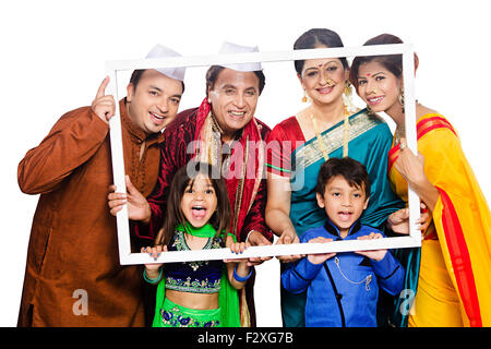 Groupe indien Marathi famille mixte Châssis Festival Photo Souvenirs Banque D'Images