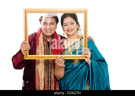 2 Couple marié adultes Marathi indien Diwali Festival Frame Photo Souvenirs Banque D'Images