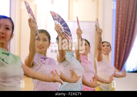 Saint Petersburg, Russie. Sep 24, 2015. Les étudiants chinois au cours de la Journée de la danse chinoise détenus par l'Université de St Petersbourg à Saint Petersburg, Russie, le 24 septembre, 2015. © Lu Jinbo/Xinhua/Alamy Live News Banque D'Images