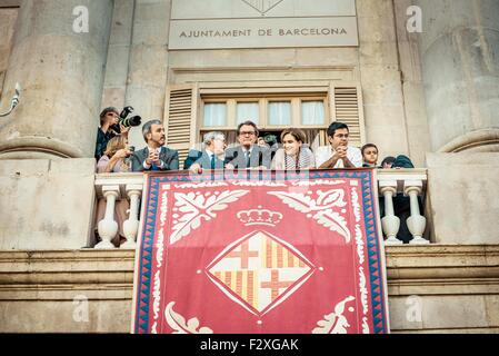 Barcelone, Espagne. 24 Septembre, 2015. XAVIER TRIAS (2L), ancien maire, Artur Mas (3L), président du gouvernement catalan, et ADA COLAU (4L), maire de Barcelone,regardez sur le St Jaume Place de l'hôtel de ville balcon sur le crédit vacances Merce : matthi/Alamy Live News Banque D'Images