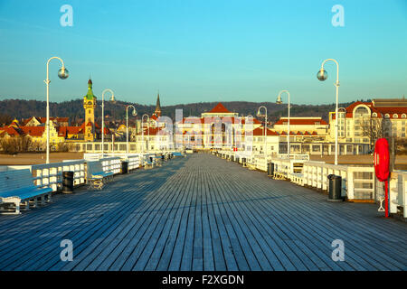 Vue depuis la jetée sur la belle architecture de Sopot, Pologne. Banque D'Images