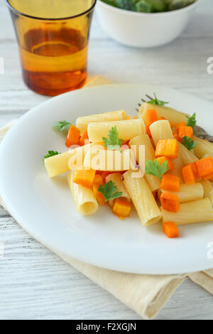 Les pâtes avec les carottes et le potiron, de l'alimentation Banque D'Images