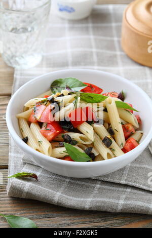 Pâtes aux légumes sauce dans un bol Banque D'Images