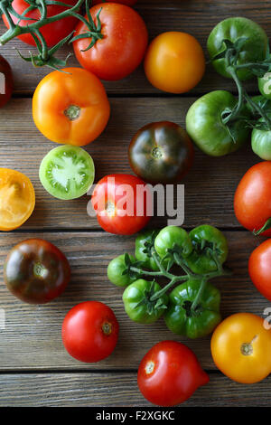 Rouge, vert et tomates jaunes sur des planches, vue d'en haut Banque D'Images